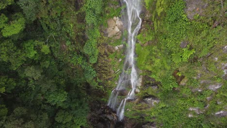 Vista-Aérea-Hacia-La-Cascada-El-Bejuco-En-El-Acantilado-De-Honduras