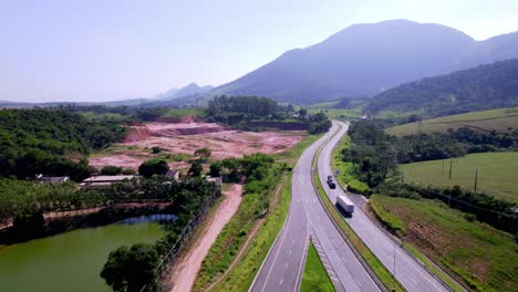 Flug-Entlang-Der-Autobahn-Durch-Espírito-Santo,-Brasilien,-Luftaufnahme