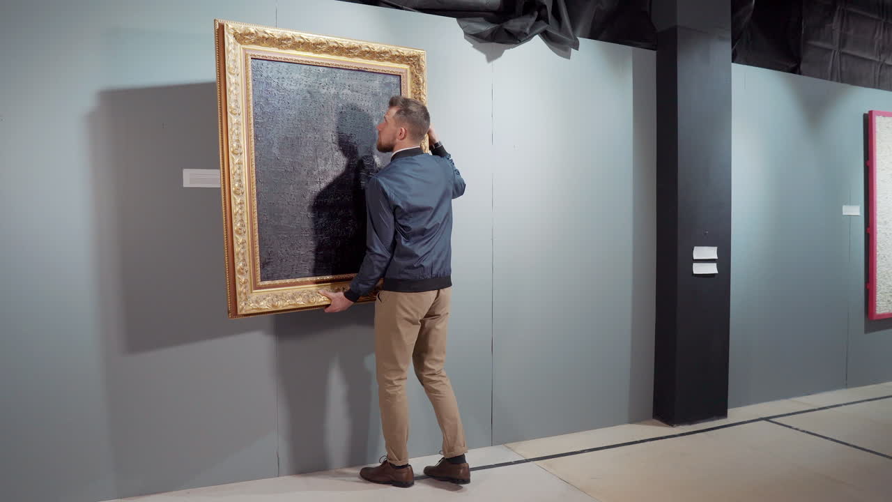 갤러리에서 추상적인 그림을 보는 남자