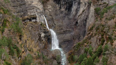Luftaufnahme-über-Den-Sorrosal-Wasserfall-In-Der-Provinz-Huesca,-Aragonien,-An-Einem-Sonnigen-Tag
