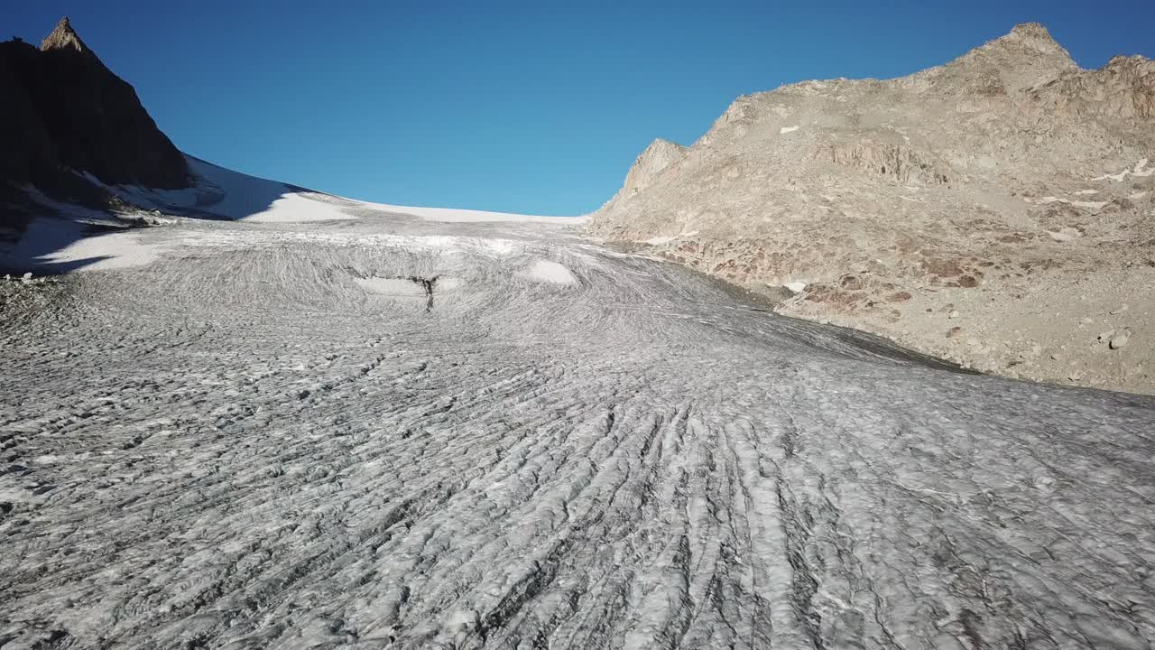 glaciar con montañas rocosas en los alpes suizos, cabane orny, clip aéreo de drones