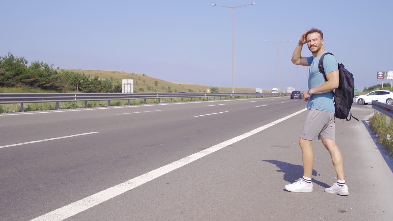 관광객들이 히치하이킹을 합니다.