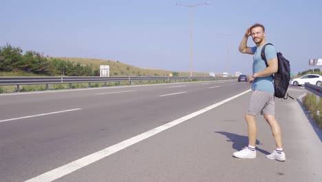 el turista que hace autostop.