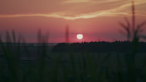 Sonne-Taucht-Unter-Ruhigem-Landschaftshorizont-In-Schönem-Ein