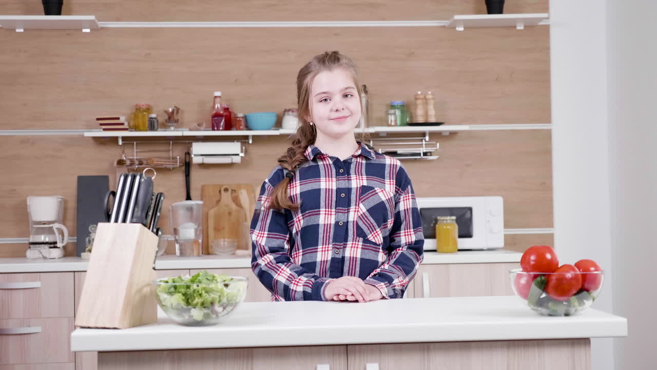 Una bambina in cucina