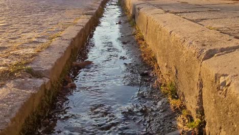 Hermoso-Canal-De-Drenaje-De-La-Calle-Golden-Hour-En-Sopot,-Bulgaria