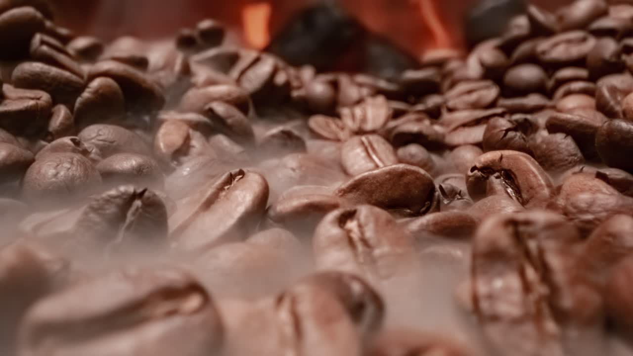 cerca de las semillas de café. los granos de café perfumados son tostados el humo viene de los granos de café.