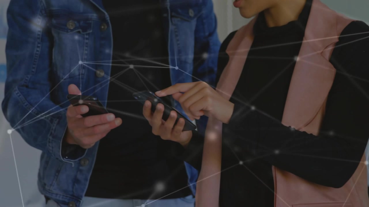 Mujer tocando el teléfono y hombre sosteniendo el teléfono en una oficina de negocios, compartiendo datos a través de una superposición de red.