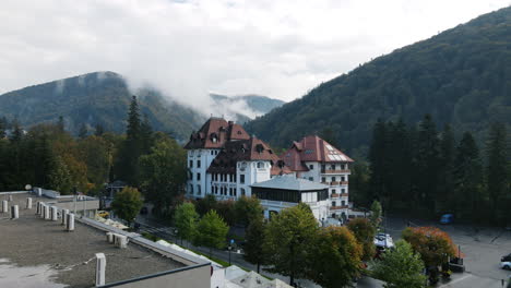 4K-Hyperlapse-Eines-Hotels-Am-Fuße-Des-Berges,-Das-Von-Dampfwolken-Und-Nebel-Bedeckt-Ist