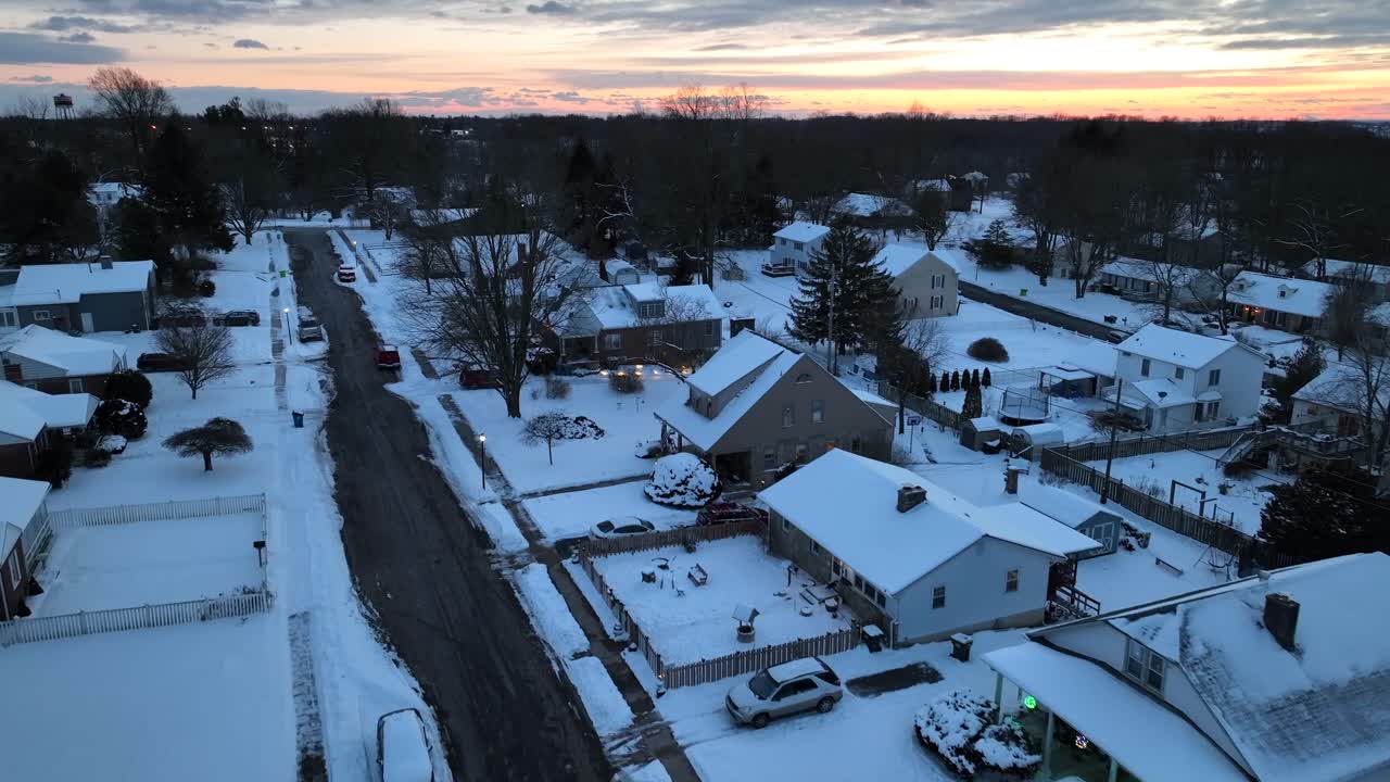 골든 아워에 미국에서 눈 인 주거 지역 위의 공중 조류 눈