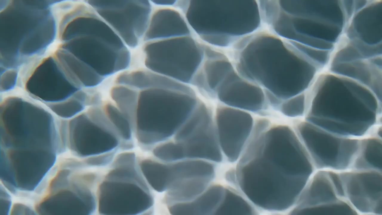 Motivi di rifrazione della luce solare sulla superficie dell'acqua della piscina