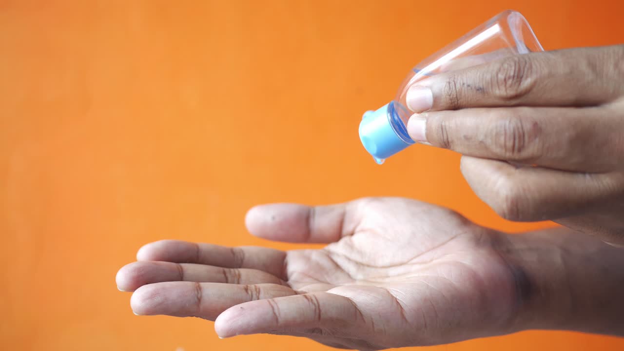 손 소독제를 적용하는 것