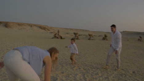 Juego-Activo-Con-Niños-En-La-Playa-Al-Atardecer.