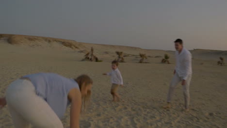 juego activo con el niño en la playa al atardecer