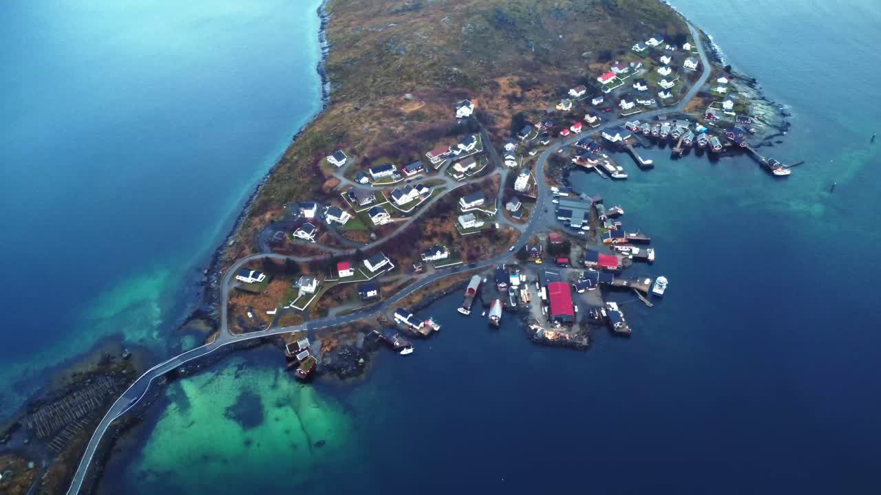 눈 덮인 바위산과 바다 위의 다리가 있는 아름다운 풍경