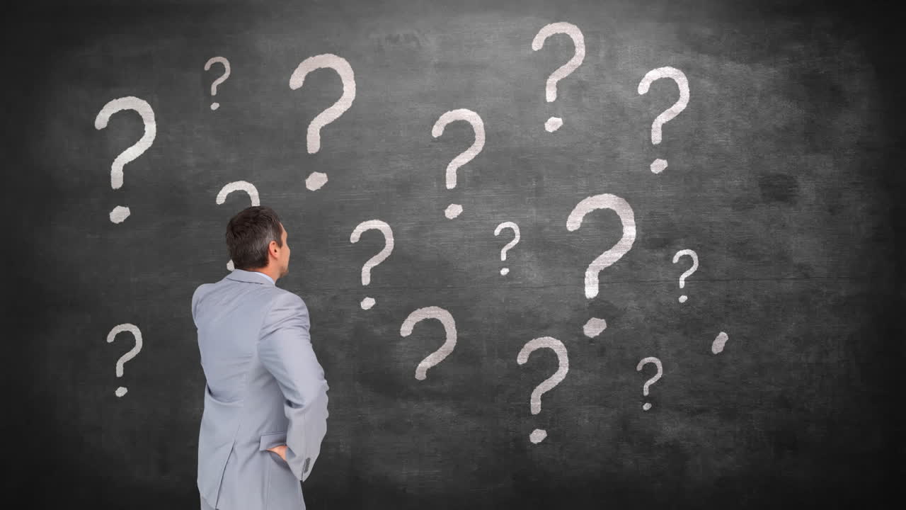 블랙보드 4k를 보는 사업가의 디지털로 생성 된 비디오