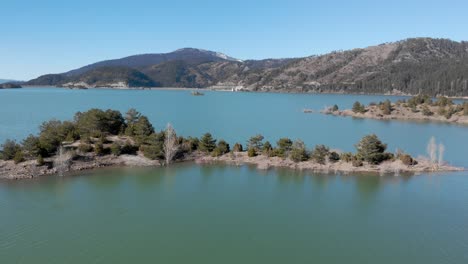 Luftaufnahme-Der-Kleinen-Inseln-Des-Aoos-Spring-Lake-In-Epirus,-Metsovo,-Griechenland