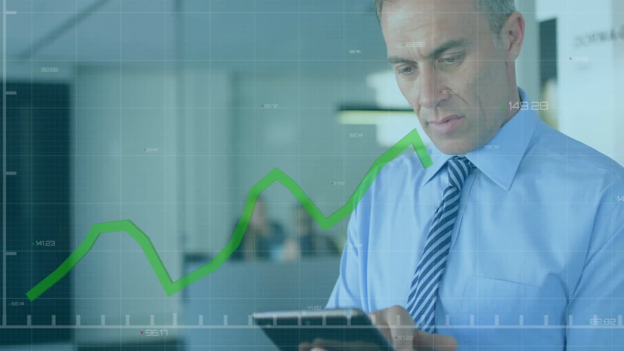 animación de procesamiento de datos y diagramas sobre empresario caucásico usando tableta en la oficina