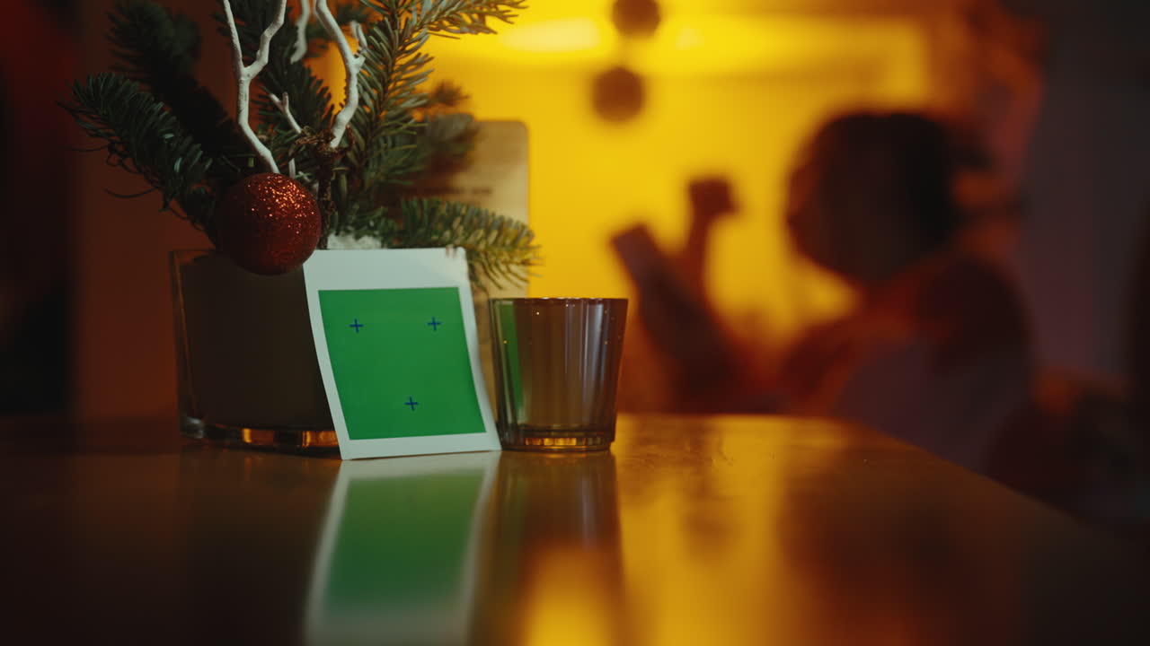 una configuración interior acogedora con decoración de vacaciones, marcador de lugar de pantalla verde, iluminación cálida