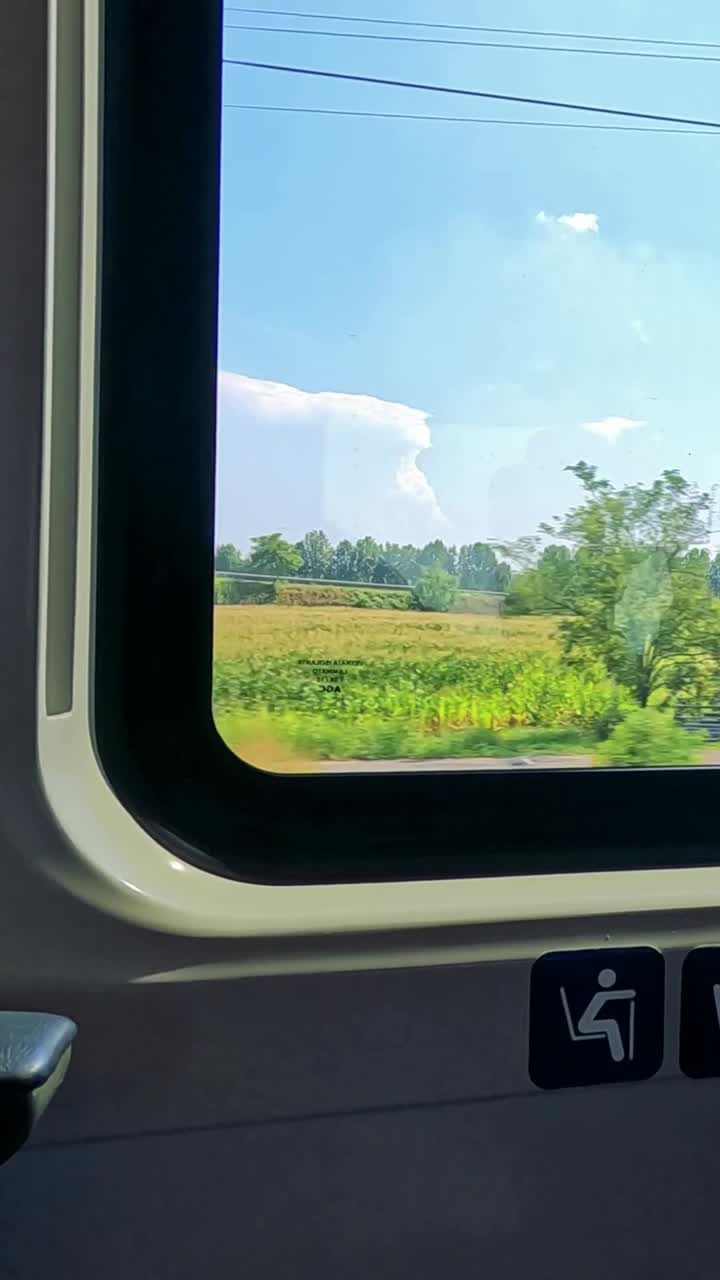 vistas panorámicas desde una ventana de tren en milán