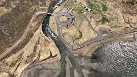 vista de pájaro sobre las cascadas de dynjandi en la región de los fiordos occidentales de islandia - toma de dron