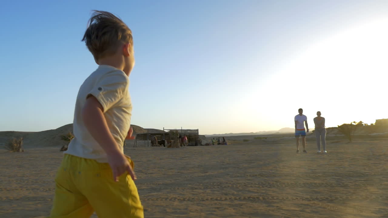 아들이 부모에게 달려갑니다.