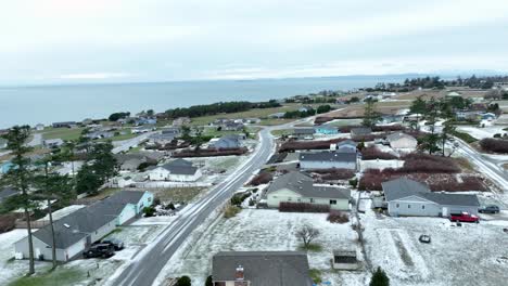 Drohnenaufnahme-Des-Schneebedeckten-Viertels-Coupeville-Auf-Whidbey-Island