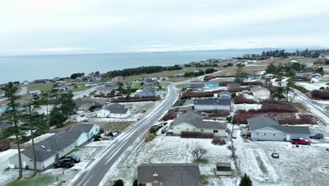 imagen de avión no tripulado del vecindario de coupeville cubierto de nieve en la isla de whidbey