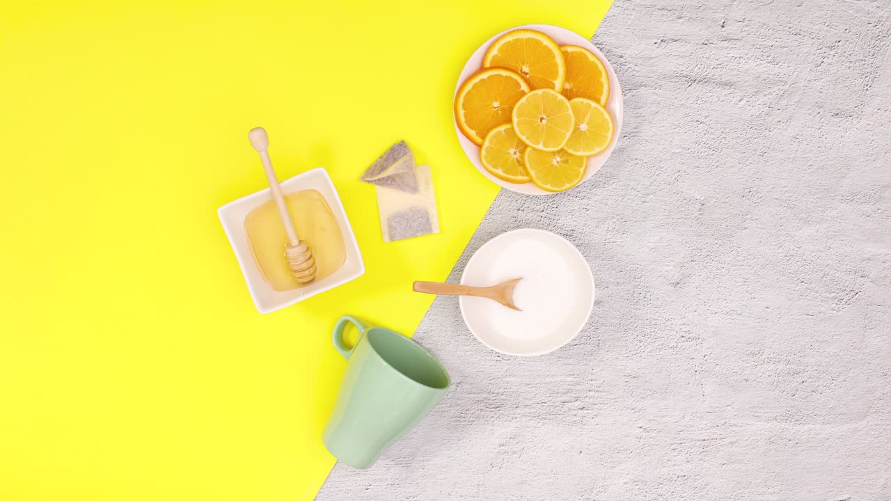 차 공급, 컵,, 레몬, 오렌지 설탕은 노란색 테마에 나타납니다.