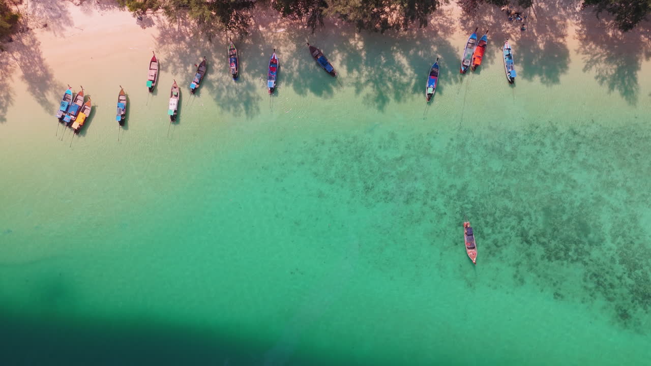 열대 해변 에 있는 롱테일 보트 의 공중 사진
