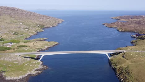 Weitwinkel-Drohnenaufnahme-Der-Brücke,-Die-Die-Isle-Of-Scalpay-Mit-Der-Isle-Of-Harris-Auf-Den-äußeren-Hebriden-Schottlands-Verbindet