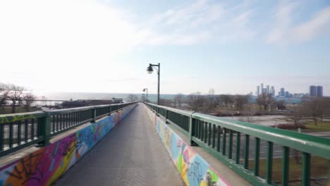 viendo el tráfico en el centro de toronto desde un puente peatonal