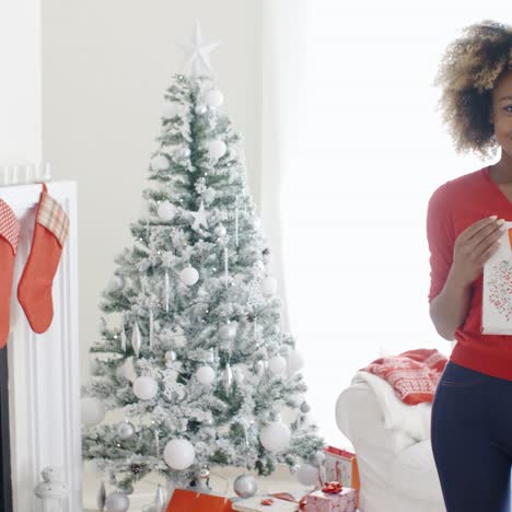 Glückselig-Glückliche-Junge-Frau-Mit-Einem-Weihnachtsgeschenk