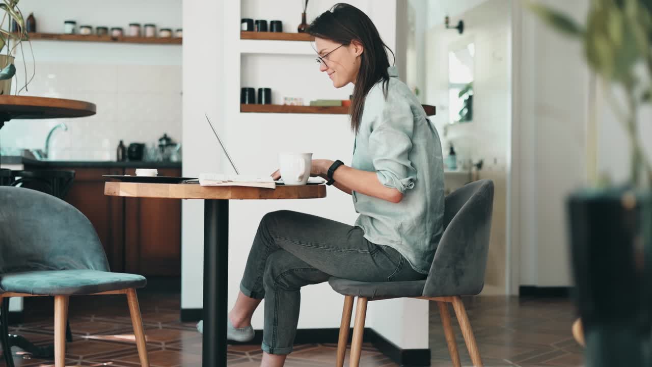 mujer joven usando una computadora portátil en su casa