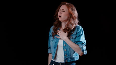 una joven mujer caucásica que tiene un ataque de tos
