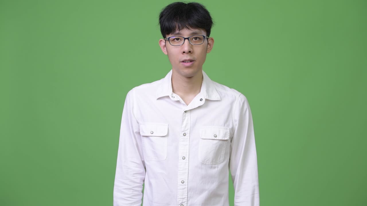 젊은 아시아 사업가 입을 는 것은 악의적인 개념이 아닙니다.