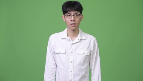 젊은 아시아 사업가 입을 는 것은 악의적인 개념이 아닙니다.