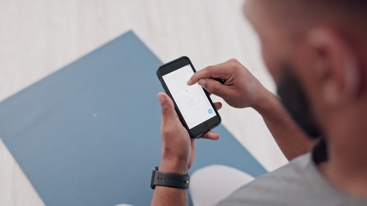 mani, schermo del telefono e pianificazione delle vacanze per l'uomo