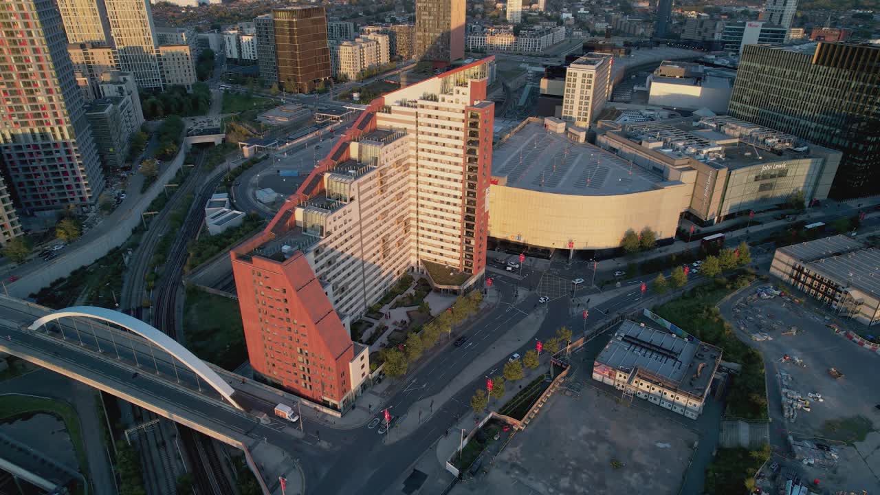stratford un edificio de dormitorios en la ciudad de londres, reino unido, con el centro comercial westfield stratford city cerca