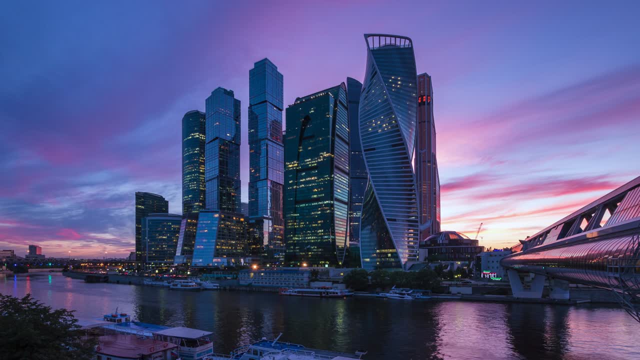 Vista em timelapse do pôr do sol sobre edifícios de escritórios modernos e altos em Moscou, Rússia