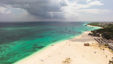 vista superior de la playa de arena y el agua verde clara time-lapse a 30 fps