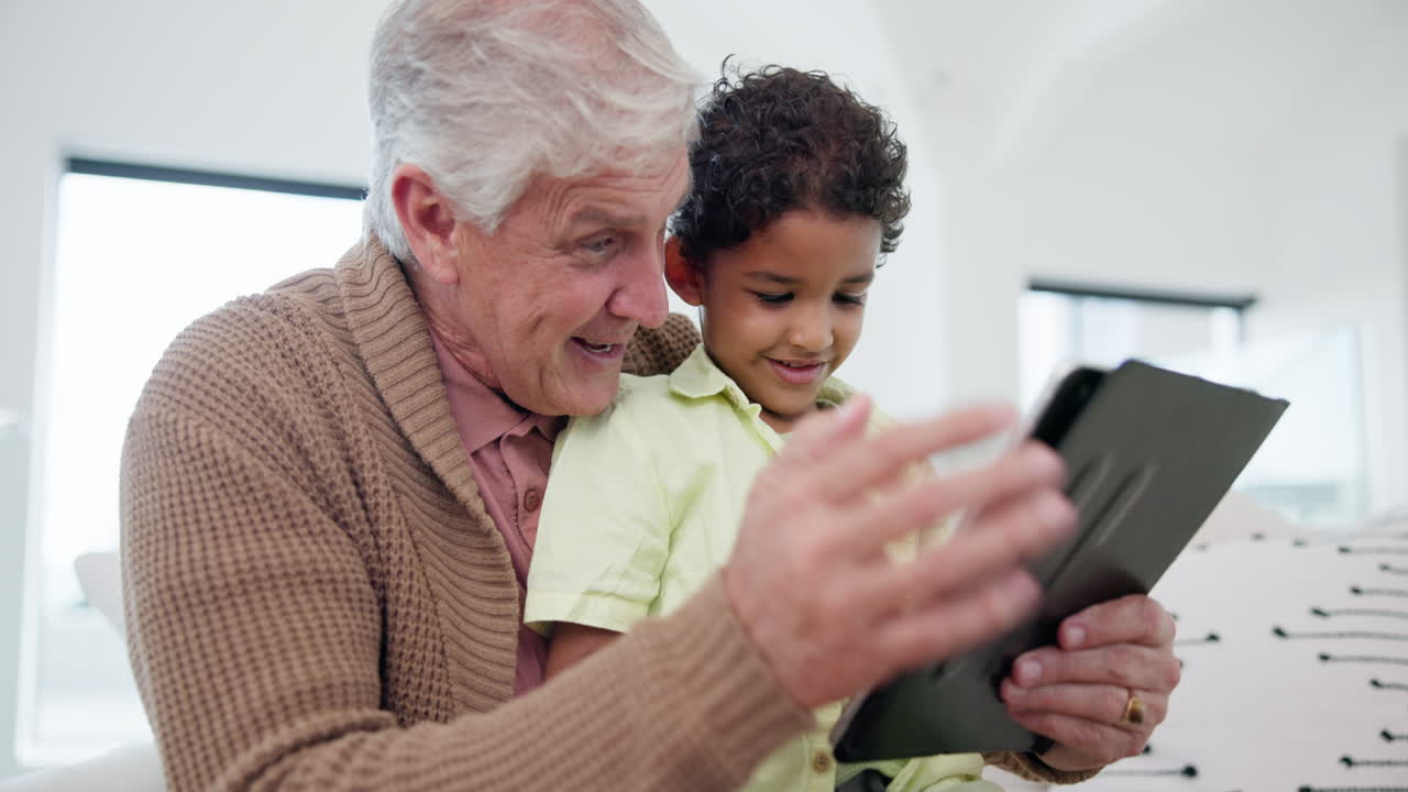 abuelo, niño y tableta para la enseñanza en el hogar