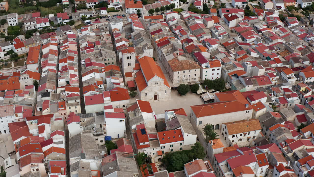Città di Pag dall'alto con la Chiesa dell'Assunzione.