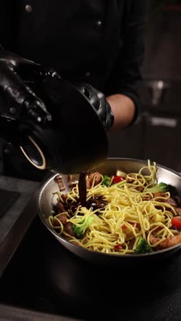 chef preparando fideos fritos y agitados