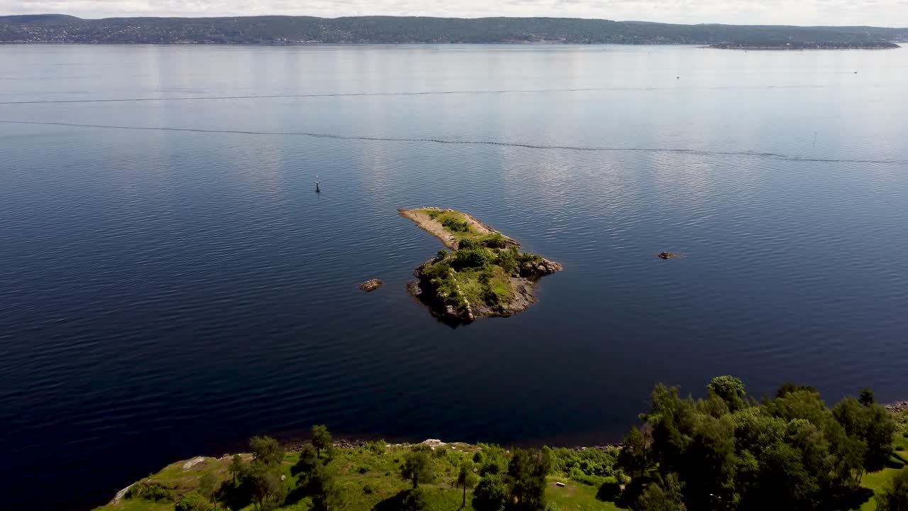 슬렘메스타드 바로 바깥에 있는 오슬로피요르드의 작은 섬