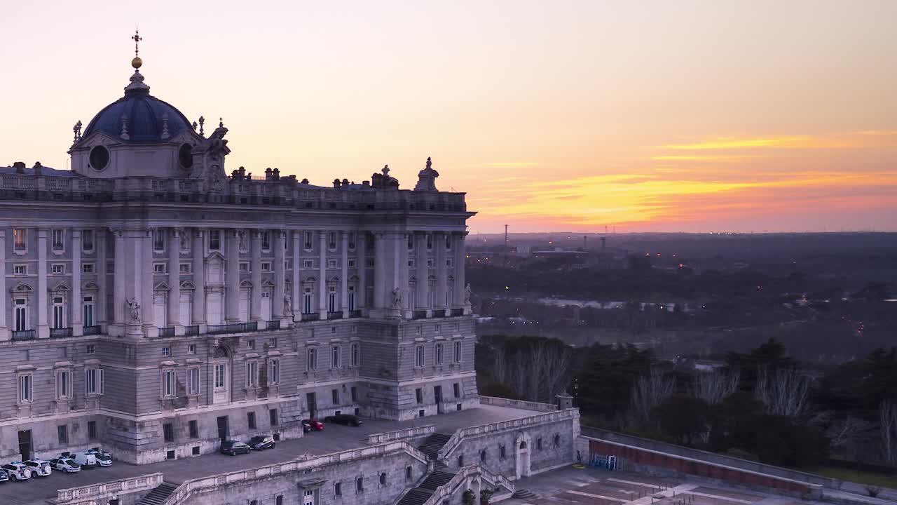 palacio real de madrid durante la puesta de sol, lapso de tiempo