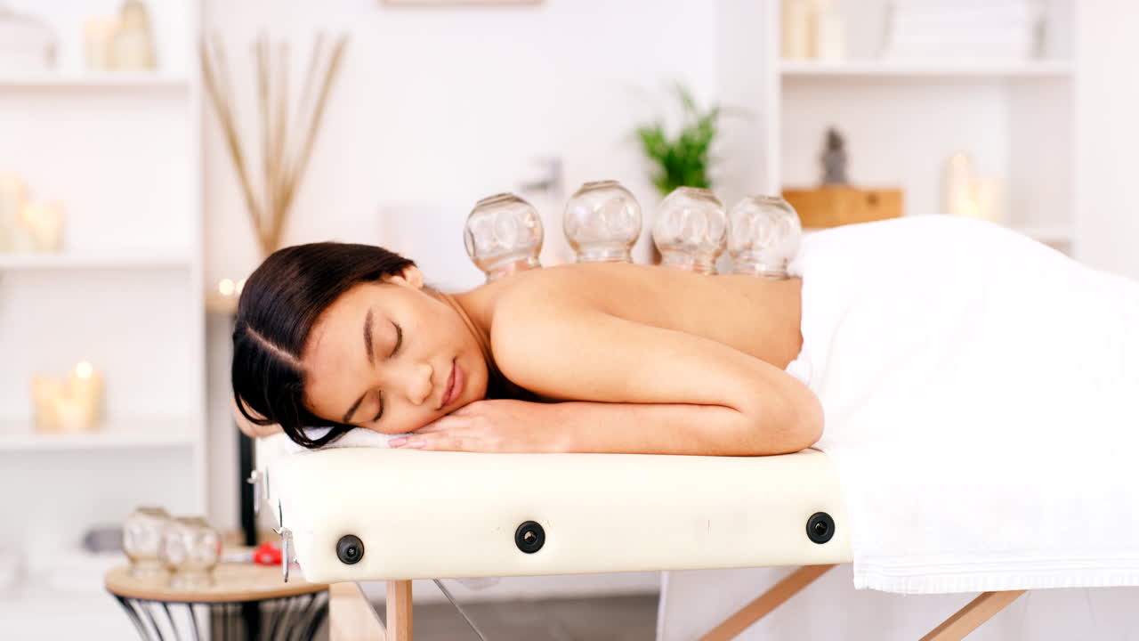 Relaksasi, bekam, dan wanita di spa untuk nyeri punggung
