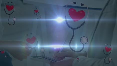 animación de corazones rojos con estetoscopios sobre paciente caucásico diciendo problemas al médico