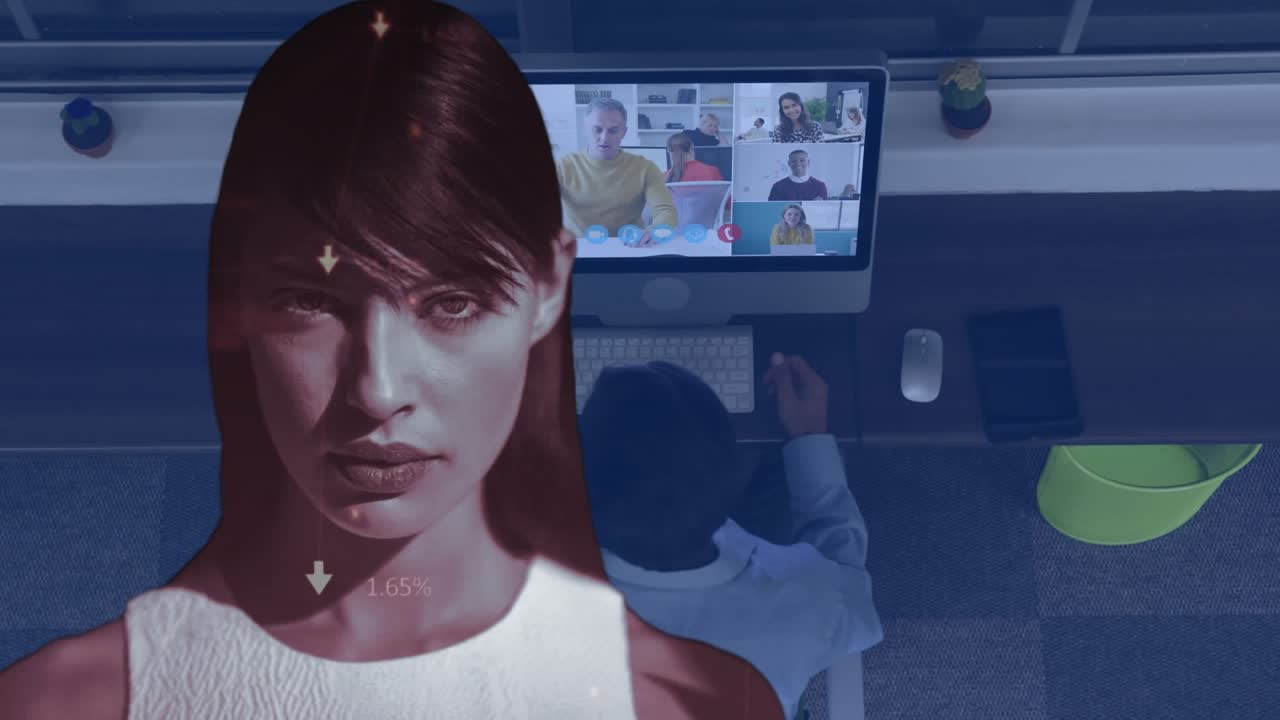 Animação de processamento de dados e mulher caucasiana sobre pessoas de negócios diversas em videochamada.