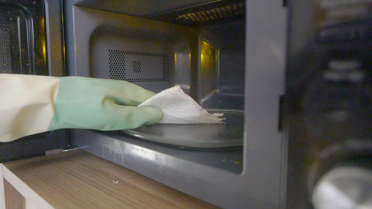 Pulizia del forno a microonde